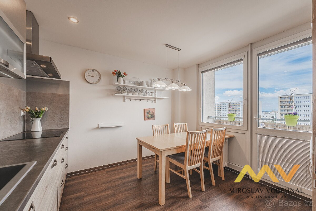 Pronájem zrekonstruovaného bytu 3+1 s lodžiemi, 98 m² – Hradec Králové, tř. Edvarda Beneše.