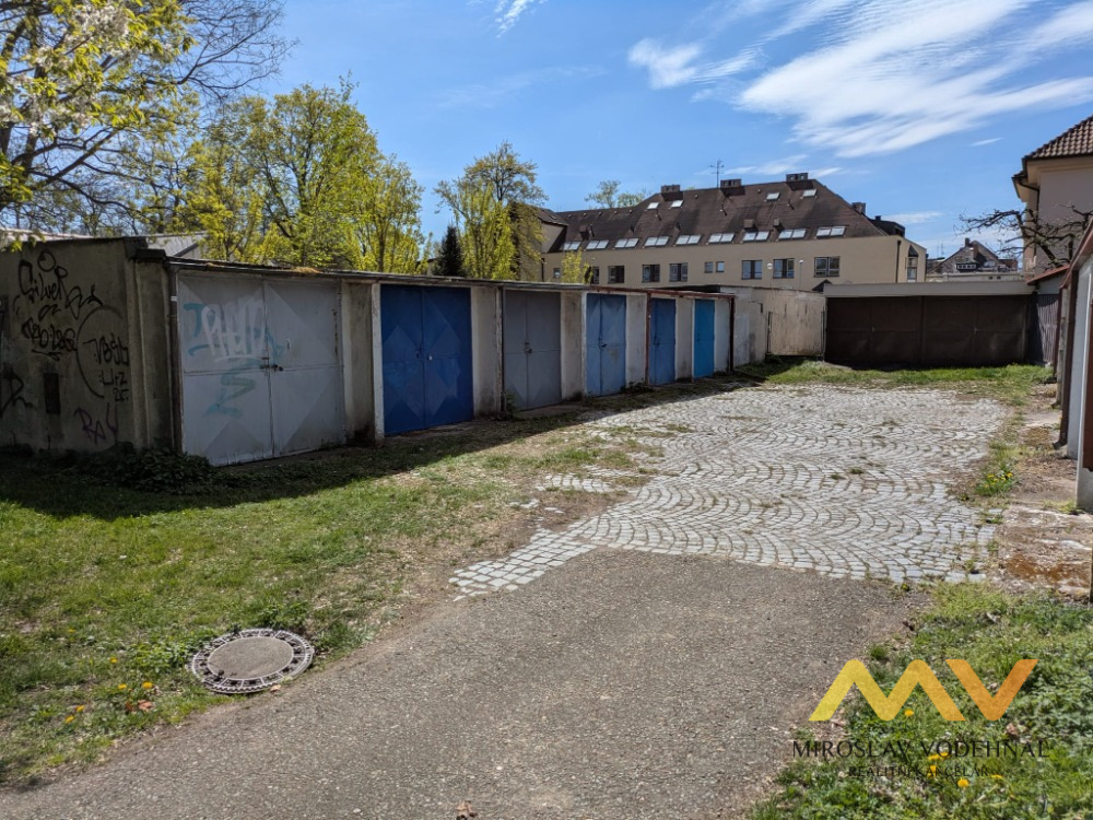 Pronájem garáže u náměstí, 17 m2, Hradec Králové - centrum. 