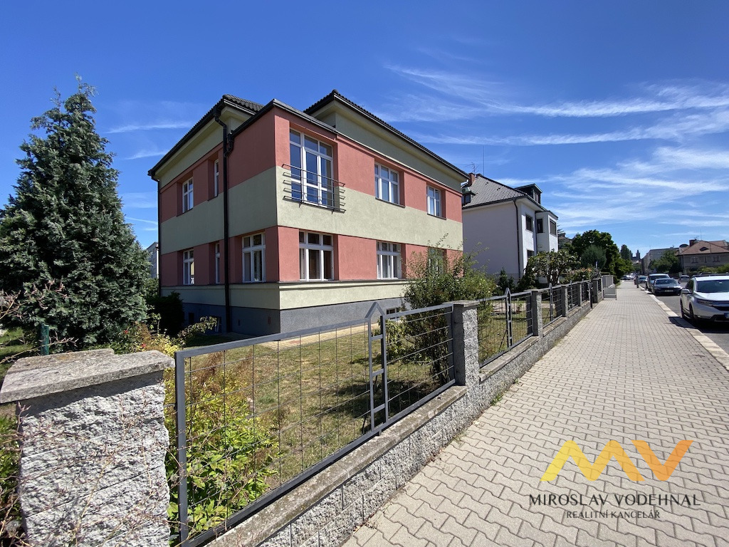 Pronájem atypického podkrovního bytu 2+kk, 65 m², Hradec Králové – centrum, ul. Nerudova.
