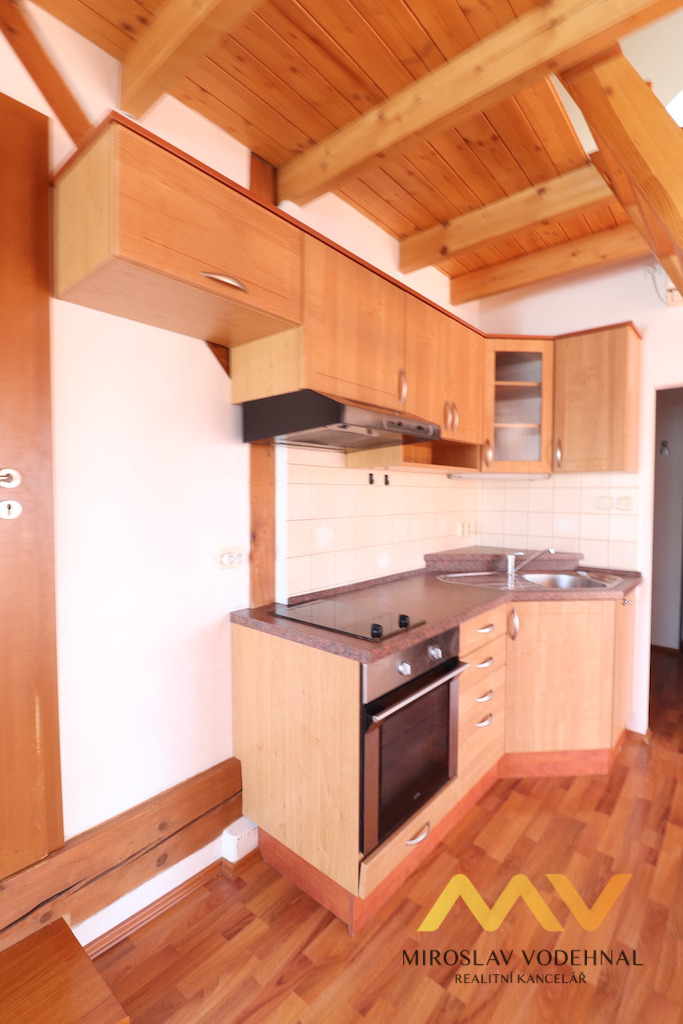 Pronájem atypického podkrovního bytu 2+kk, 65 m², Hradec Králové – centrum, ul. Nerudova.