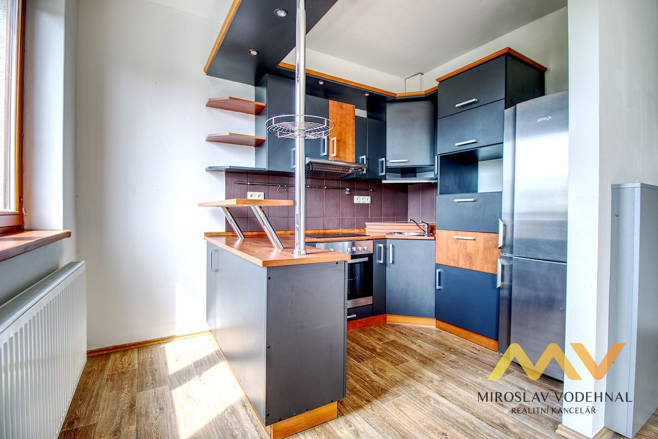 Pronájem bytu 1+kk, 32 m²  s terasou 10 m² a parkovacím stáním, Hradec Králové – ul. Mrštíkova.