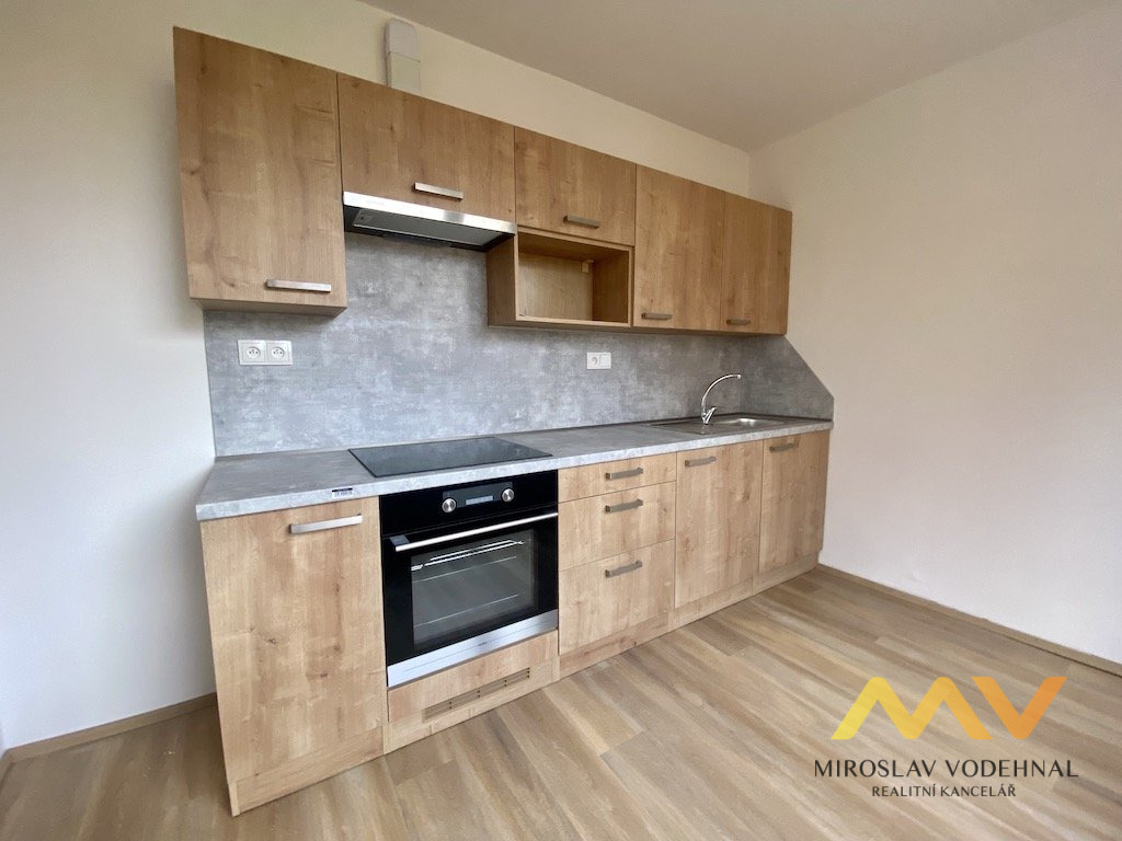 Pronájem rekonstruovaného bytu 3+1, 72 m² s lodžií, Hradec Králové – ul. Na Kotli.