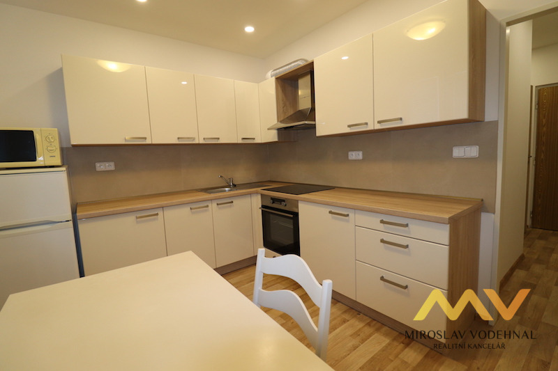 Pronájem rekonstruovaného bytu 2+kk, 42 m², Hradec Králové – třída Edvarda Beneše.