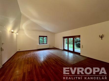 Pohled na hlavní pokoj a terasu | Prodej - dům/vila, 270 m²