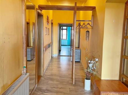 Dlouhá chodba s dlažbou, dřevěné prvky a vestavěné skříně, světlé stěny, dobrý stav | Pronájem - obchodní prostor, 299 m²