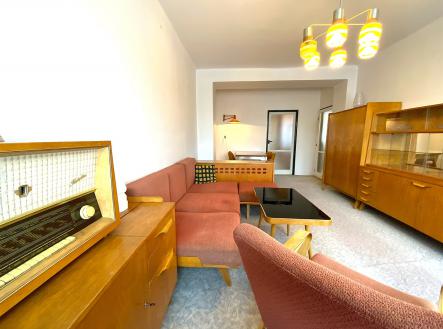 obývací pokoj s koberec a pozoruhodný lustr | Prodej bytu, 2+1, 53 m²