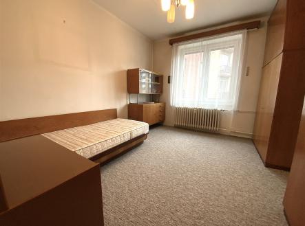 pokoj / ložnice s radiátor, koberec, a přirozené světlo | Prodej bytu, 2+1, 53 m²