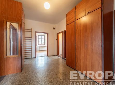 hala-chodba s přirozené světlo a agregovaná podlaha | Prodej - dům/vila, 468 m²