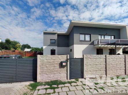 pohled z ulice | Prodej - dům/vila, 195 m²