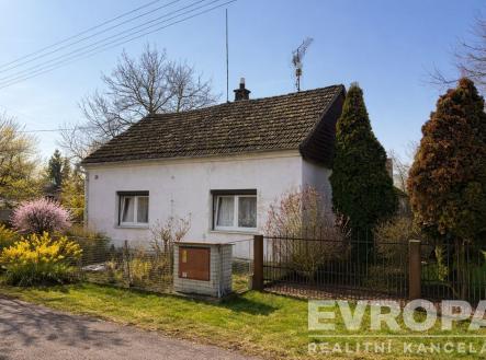 Malý rodinný dům na venkově s šikmou střechou, obklopený zahradou a zelení, v klidné lokalitě. | Prodej - dům/vila, 137 m²