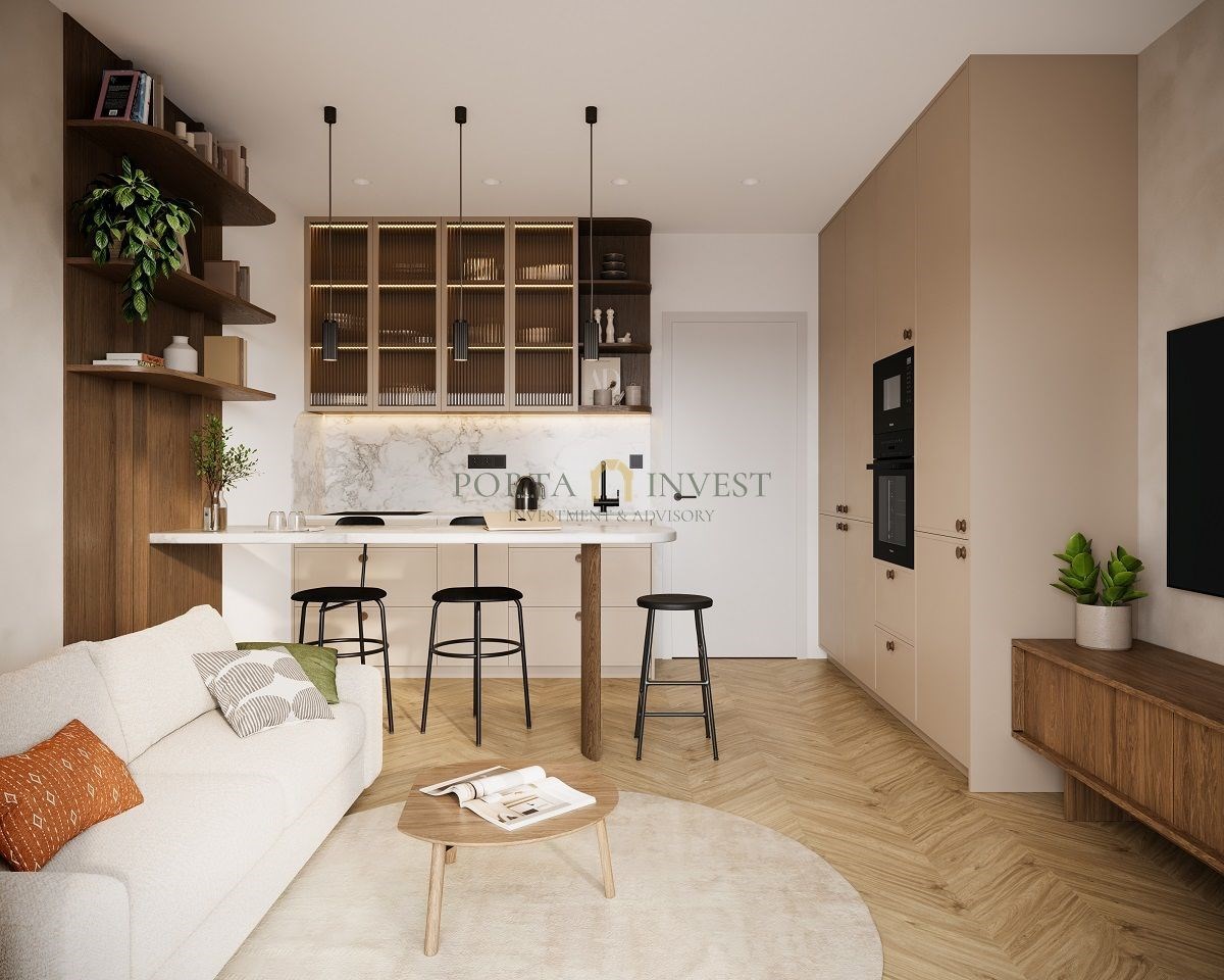 Moderní kuchyň s mramorovou deskou, parketovou podlahou a vestavěnými skříněmi, přechází plynule do obývacího prostoru s elegantním nábytkem.