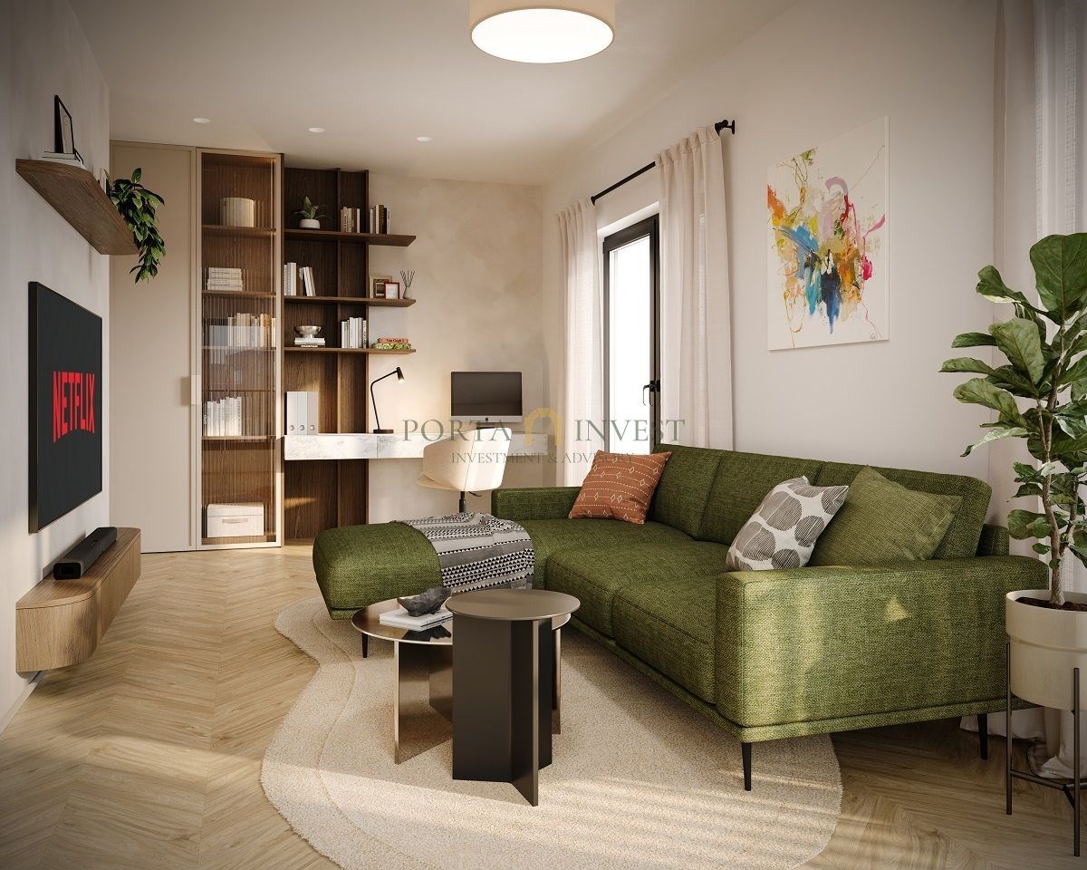 Světlý obývací pokoj s parketovou podlahou, moderní sedací soupravou a velkými okny, elegantně zařízený s pracovní zónou a svěžími dekoracemi.