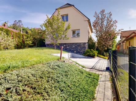 Pohled o posuvných vrat | Prodej - dům/vila, 169 m²