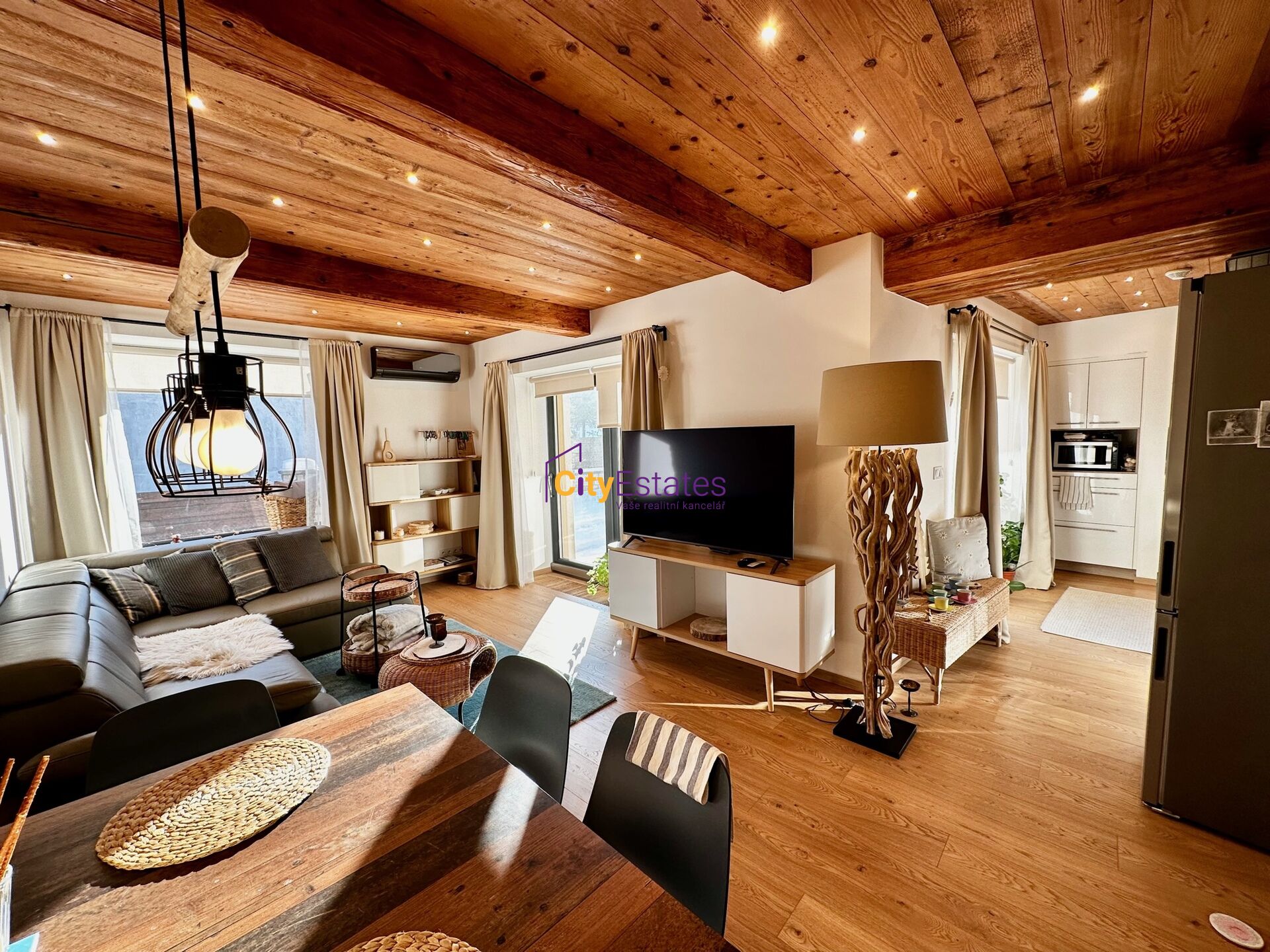 Krásný, plně vybavený byt 3+kk s terasou a dvěma parkovacími místy