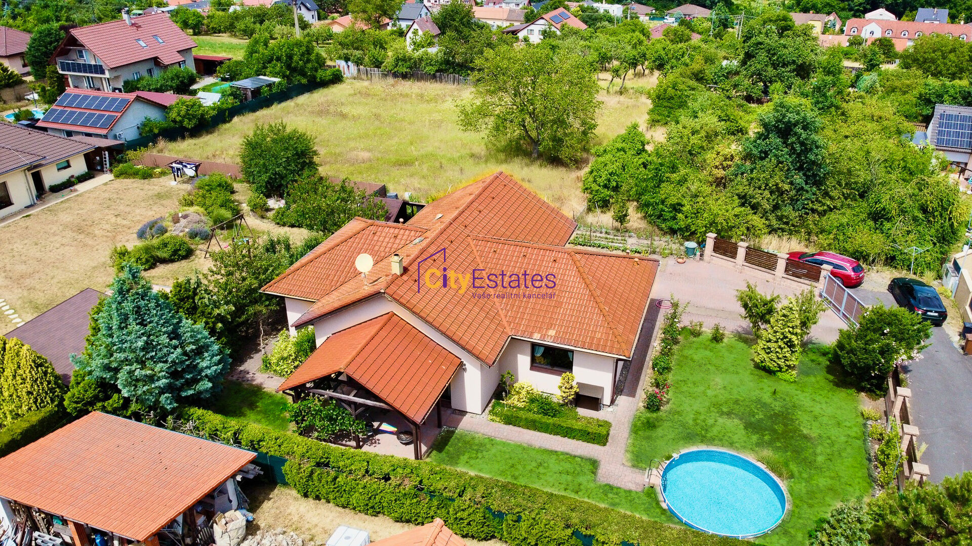 Dvougenerační rodinný dům se dvěma bytovými jednotkami, 182 m2, pozemek 813 m2, Mělník