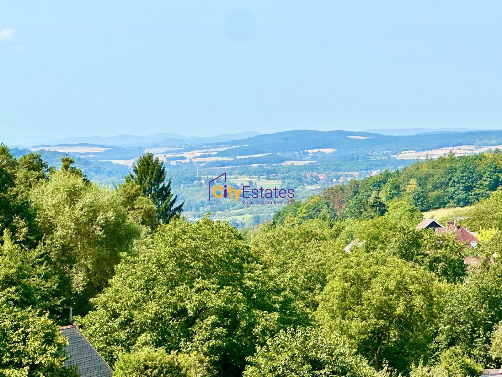 Prostorný rodinný dům k dokončení, velká zahrada s přírodním jezírkem
