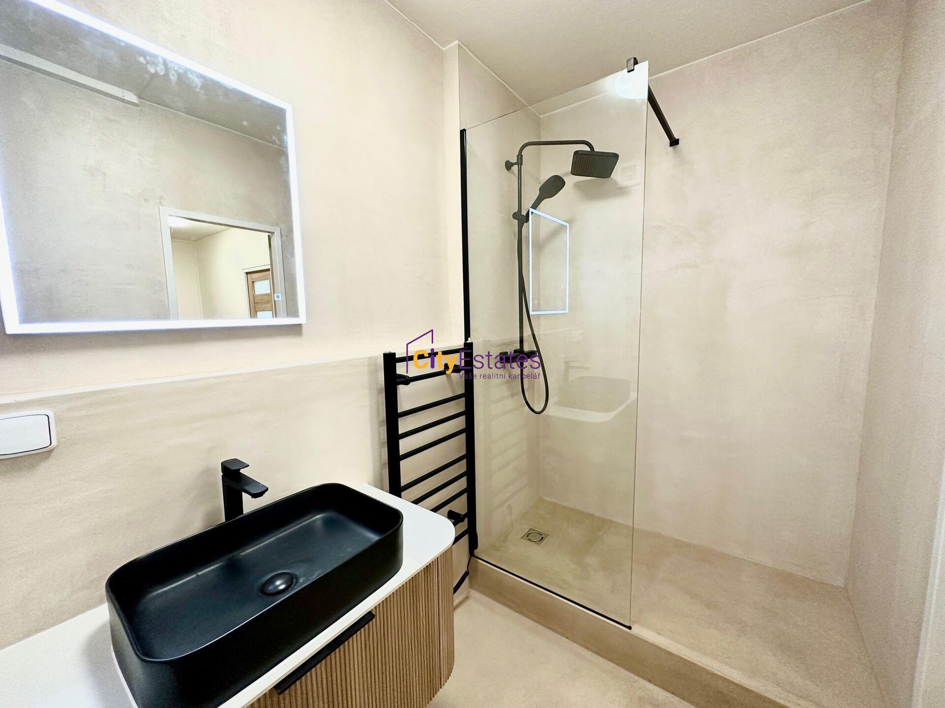 Moderní, nadstandartně zrekonstruovaný byt 3+kk s velkou lodžií a komorou