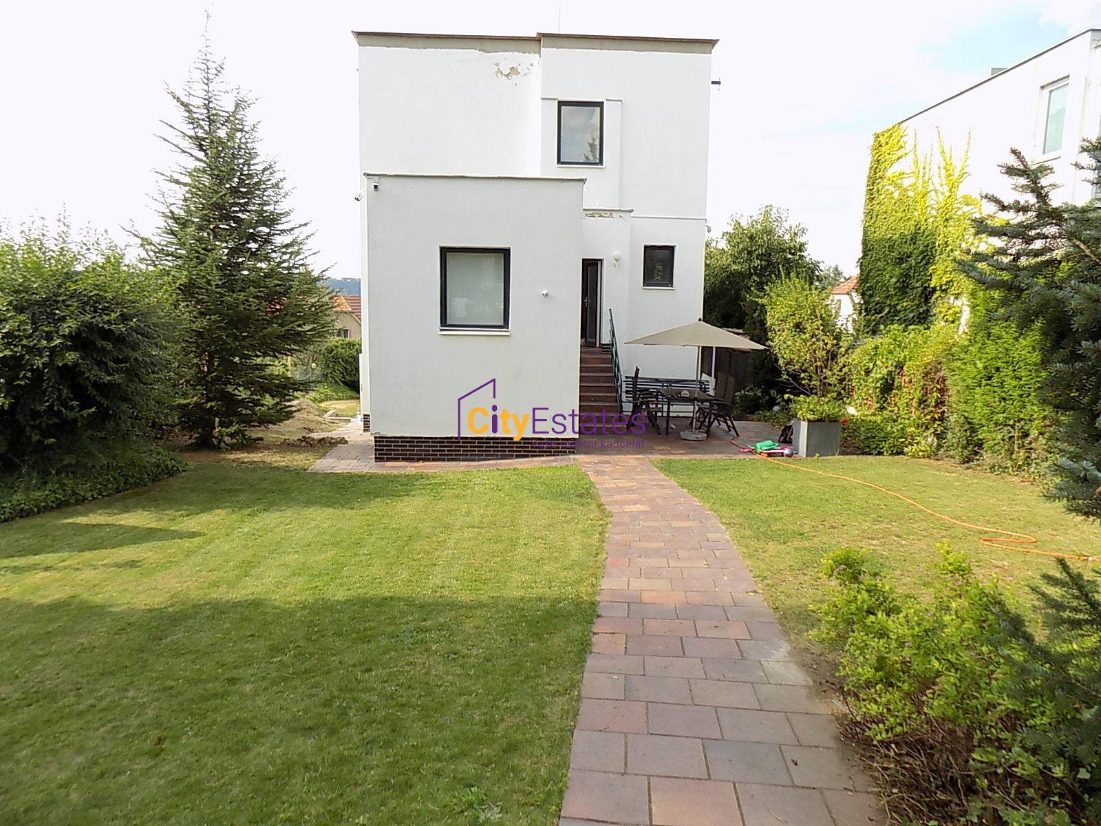 Pronájem malého bytu se vstupem ze zahrady