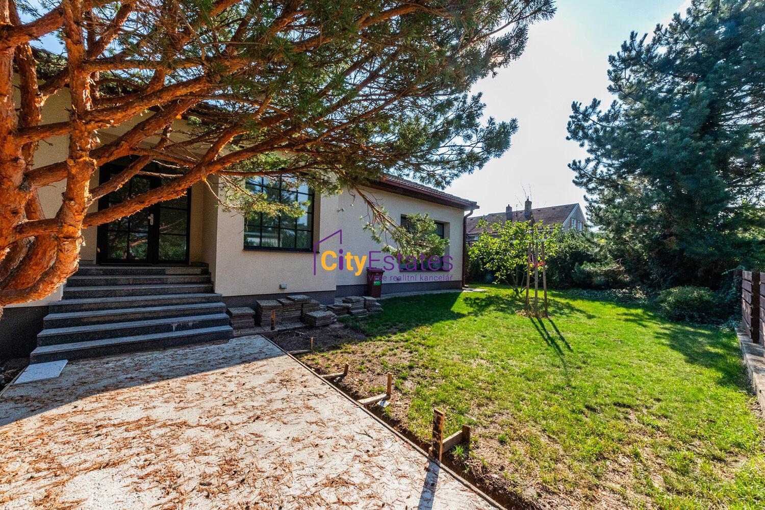 Pronájem  moderníhoi prostorného RD se zahradou a parkovacím stáním pro dvě auta    - Praha Hrnčíře