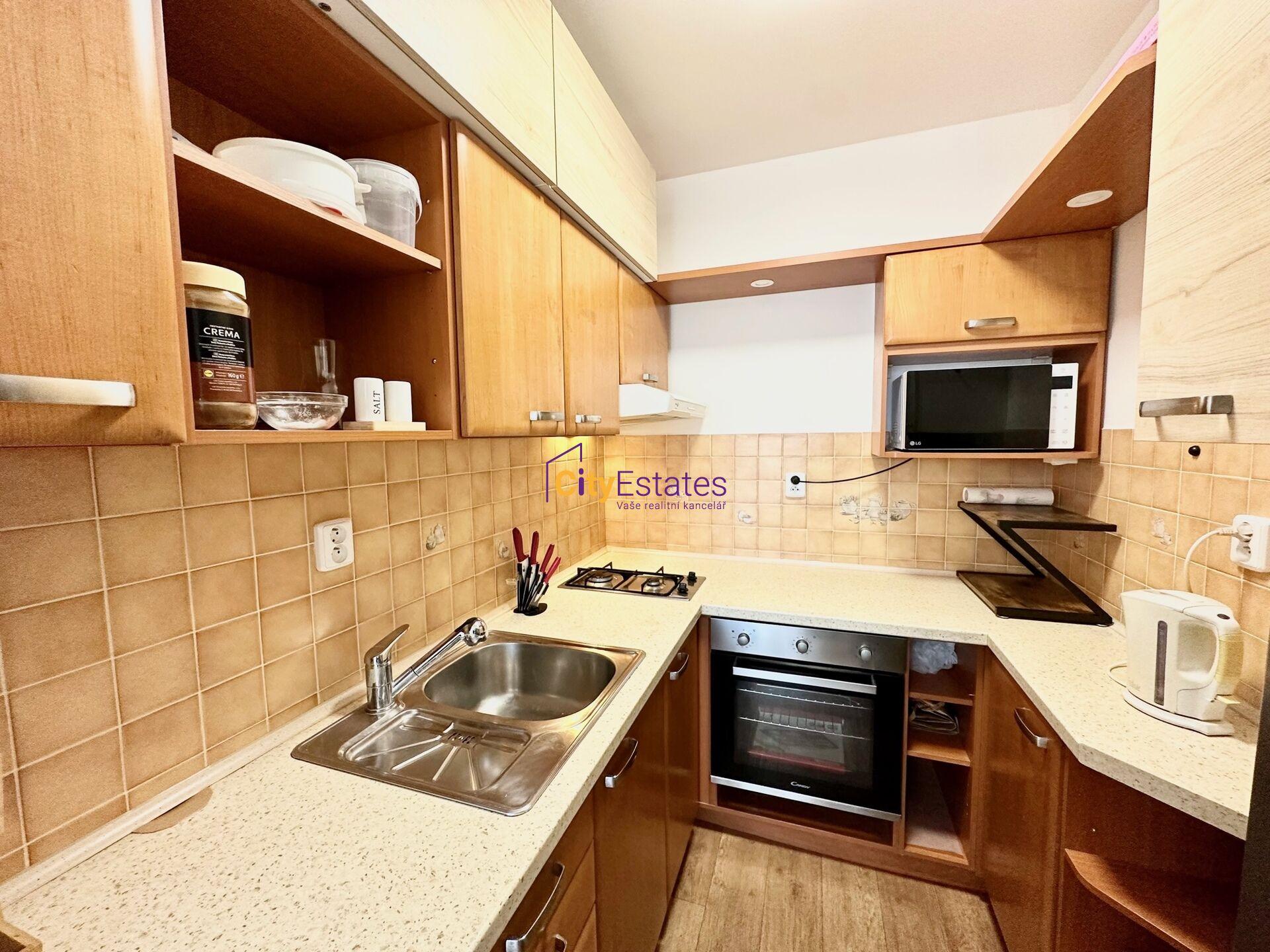 Vybavený, klidný a světlý byt 2+kk s velkou lodžií, blízko Hostivařské přehrady