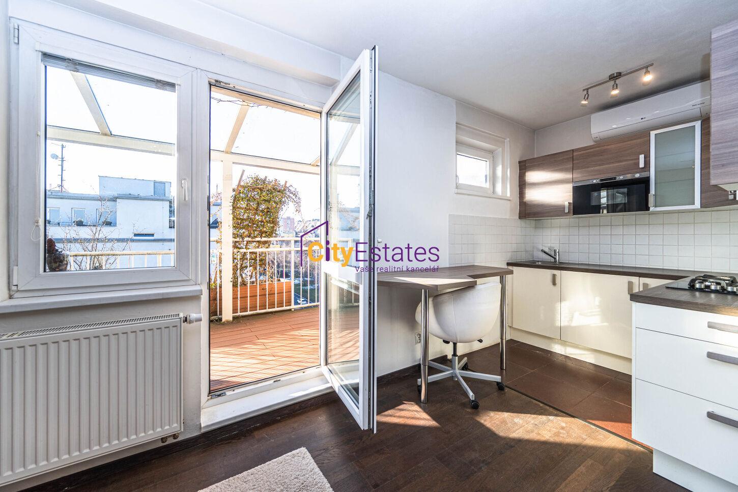 Úžasný prosvětlený byt s panoramatickým výhledem, terasou a zimní zahradou