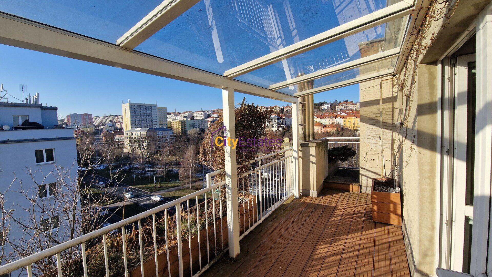 Úžasný prosvětlený byt s panoramatickým výhledem, terasou a zimní zahradou