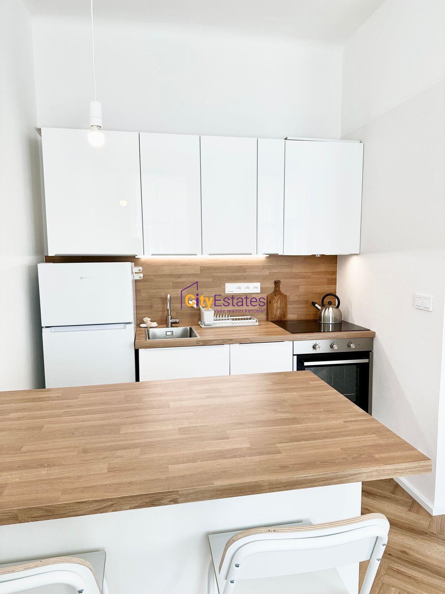 Vybavený, klidný a světlý byt 1+kk blízko centra