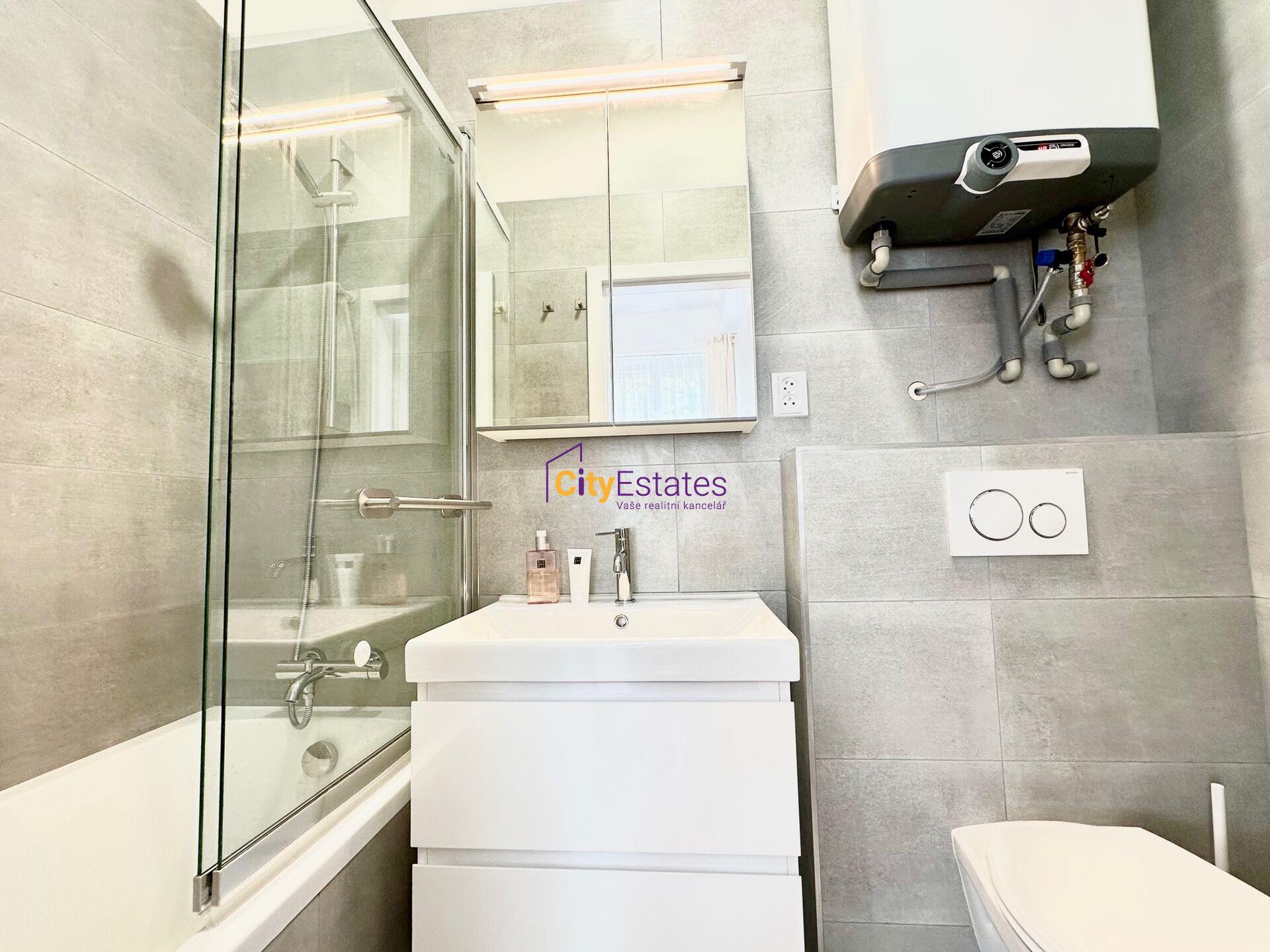 Vybavený, klidný a světlý byt 1+kk blízko centra