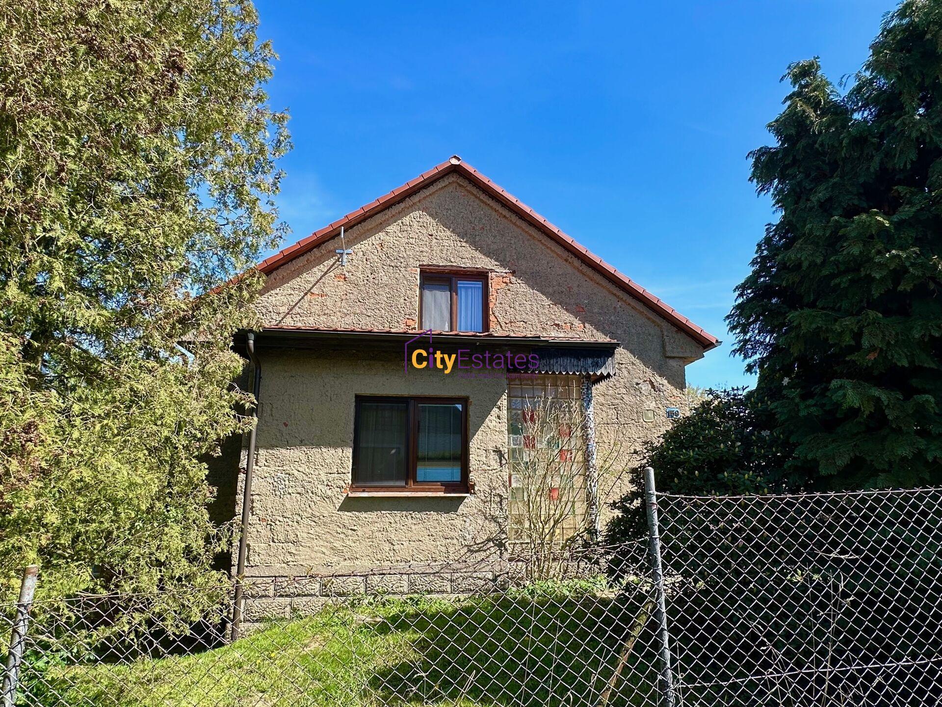 Menší dům se zahradou 790 m2, nedaleko Prahy, určený k rekonstrukci