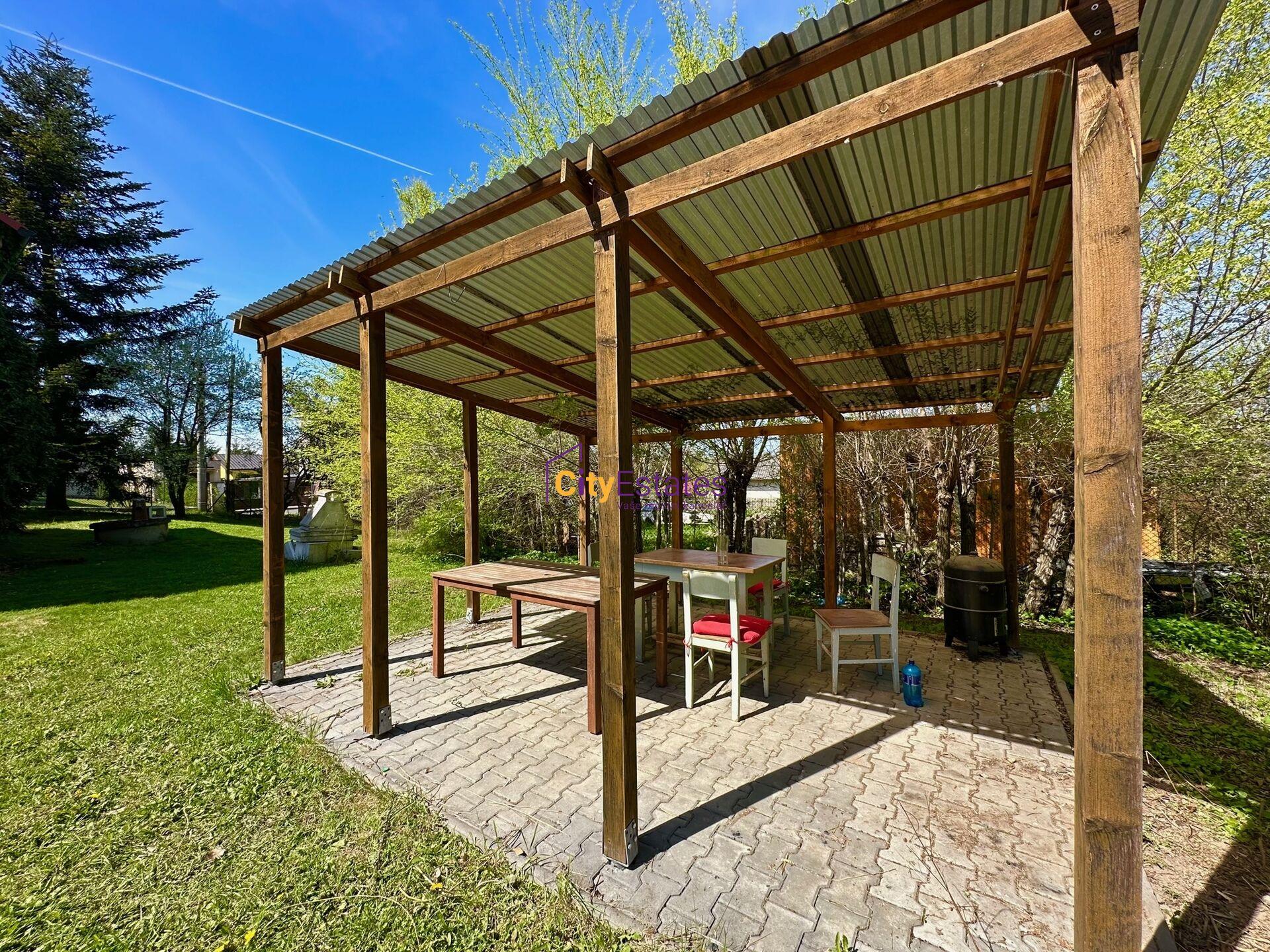 Menší dům se zahradou 790 m2, nedaleko Prahy, určený k rekonstrukci