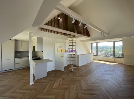 obývací pokoj s kuchyní ve 2. patře | Pronájem - dům/vila, 122 m²