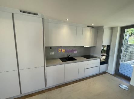 kuchyňský kout se vstupem na zahradu | Pronájem - dům/vila, 113 m²