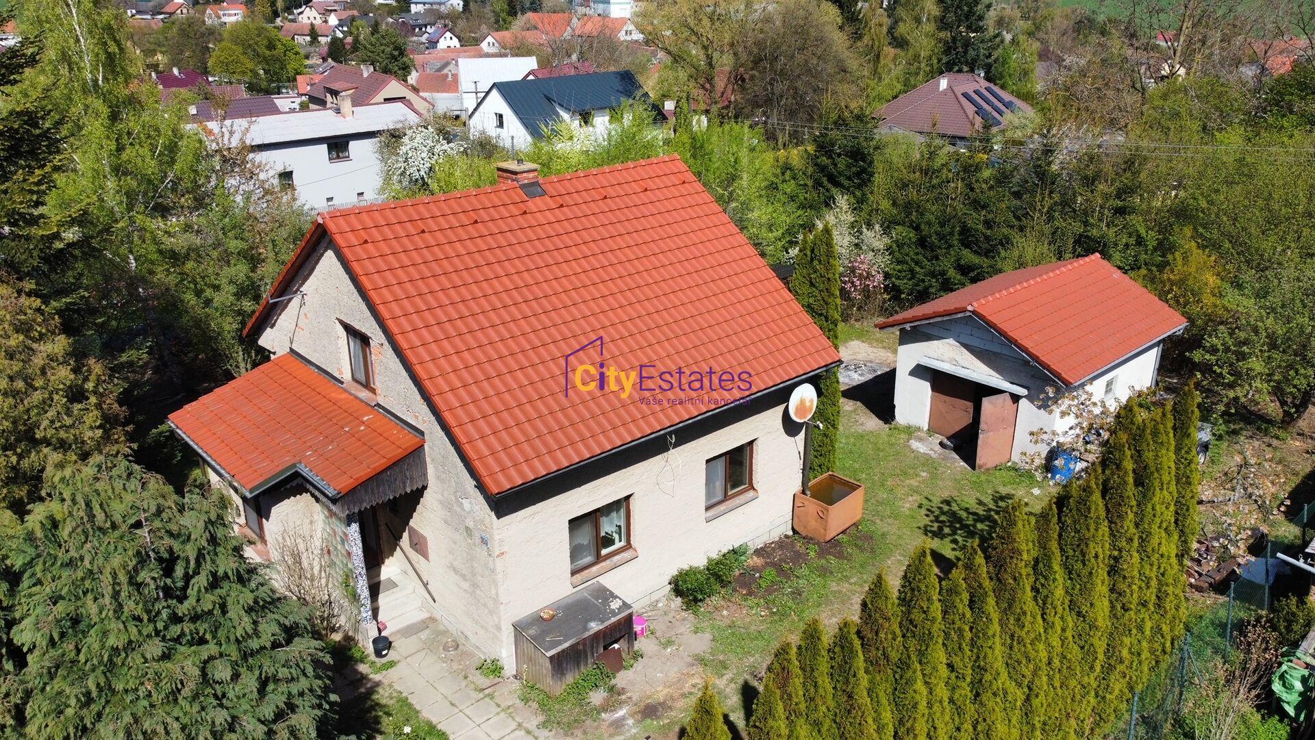 Menší dům se zahradou 790 m2, nedaleko Prahy, po částečné rekonstrukci