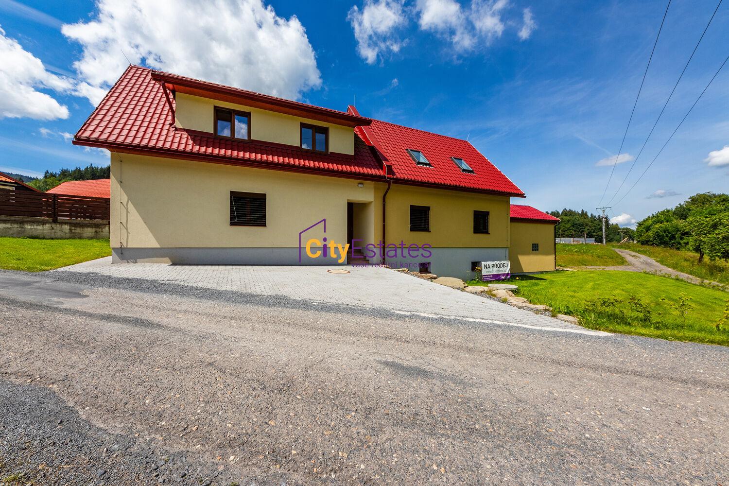 Polovina RD s garáží, terasou, zahrádkou a dalším parkovacím stáním