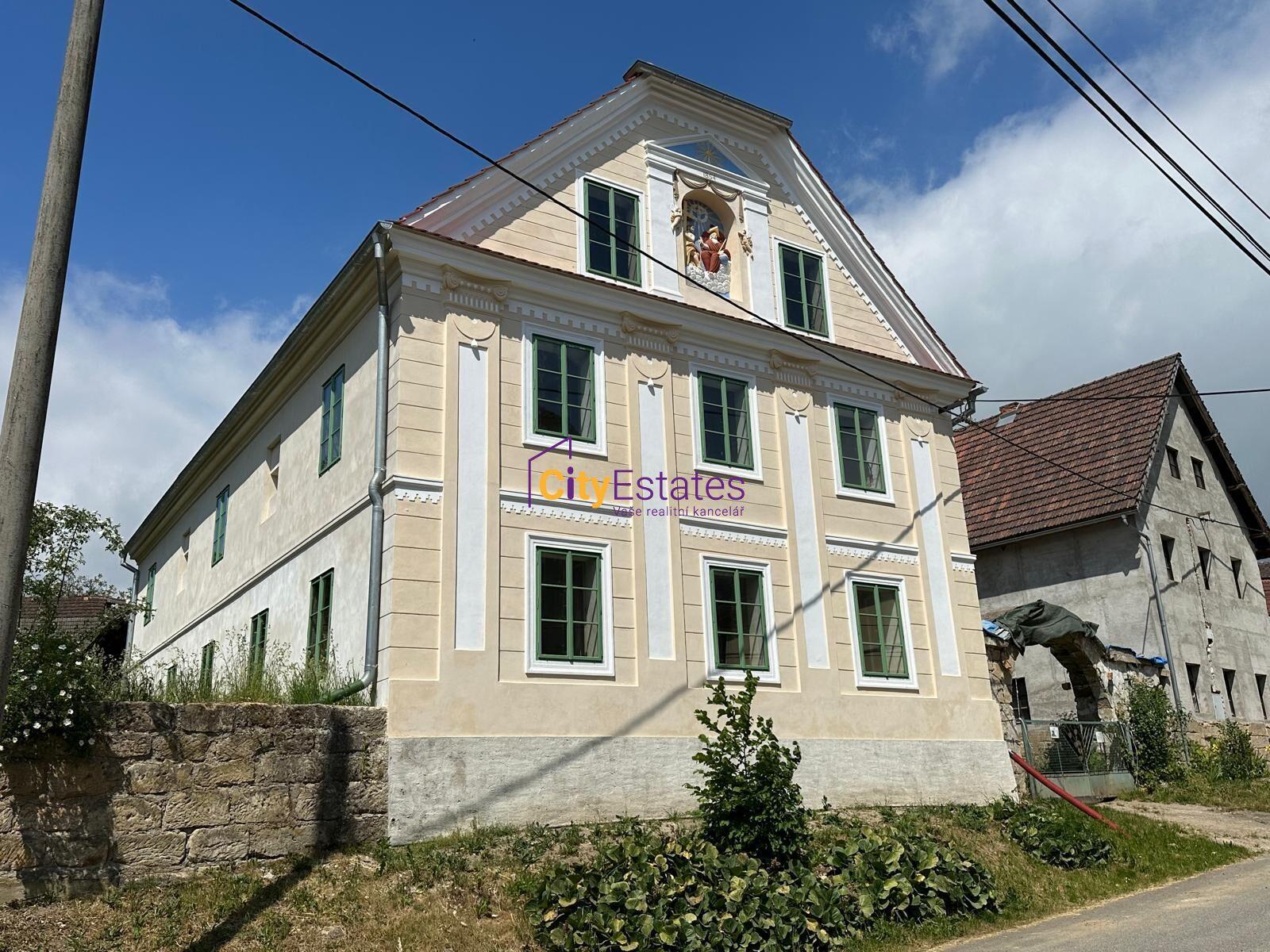 Historický statek z roku 1854 na Kokořínsku, 65 km od Prahy, možnost využití pastvin 12000 m2