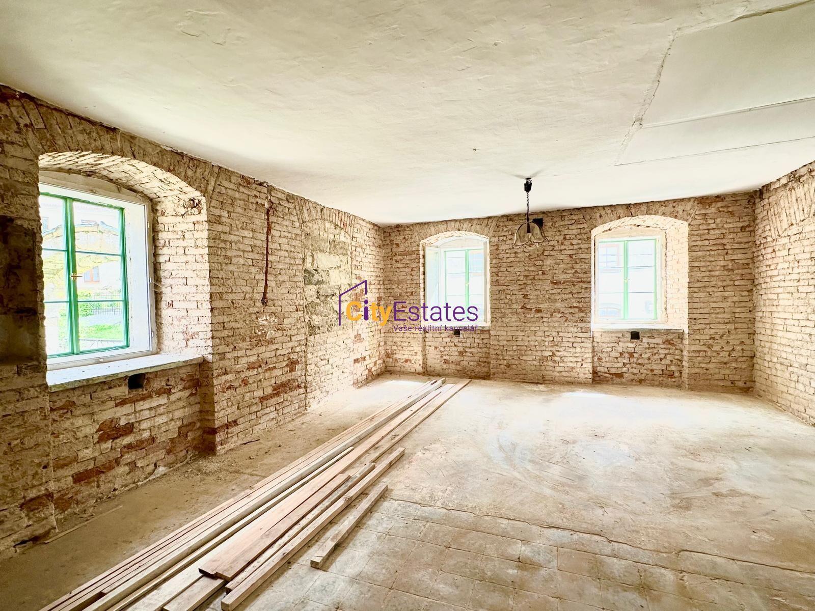 Historický statek z roku 1854 na Kokořínsku, 65 km od Prahy, možnost využití pastvin 12000 m2