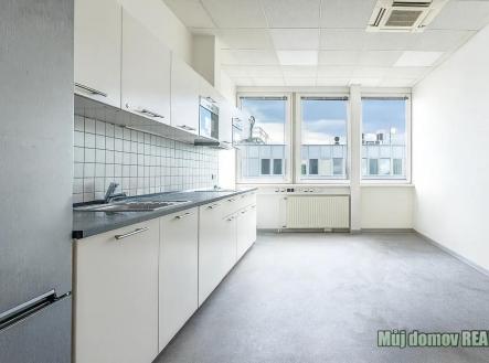 640596126_1662360358268454_7482159129502755245_n.jpg | Pronájem - kanceláře, 100 m²