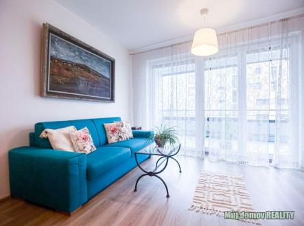 1776710811-ebwznbygtr-obyvak-s-pohovkou.jpg | Pronájem bytu, 2+kk, 56 m²