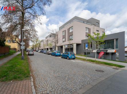 Pohled na bytový dům v ulici 5. května v Kolíně | Prodej - malý objekt/garáž
