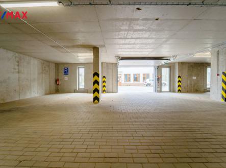 Vjezd k parkovacím stáním v druhém podzemním podlaží | Prodej - malý objekt/garáž