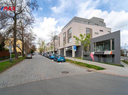 Pohled na bytový dům v ulici 5. května v Kolíně | Prodej - malý objekt/garáž
