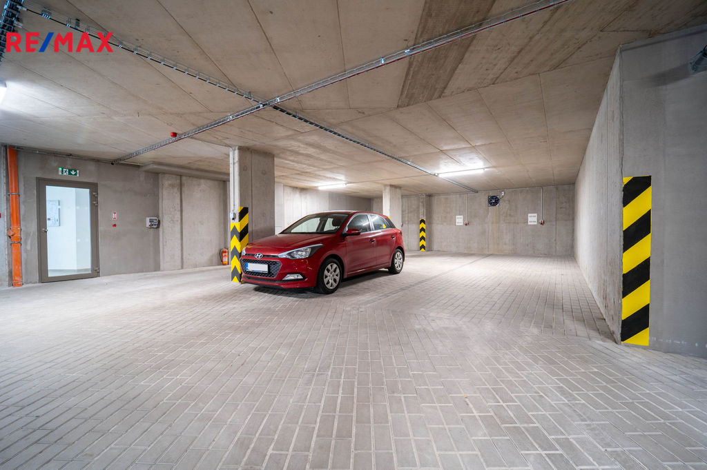Šest garážových parkovacích míst (GS 103 až GS 108b) v 2. PP