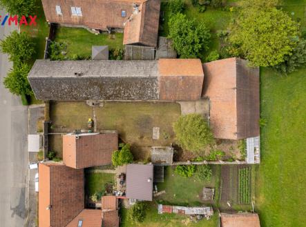 Letecký pohled na dům a pozemek | Prodej - dům/vila, 107 m²