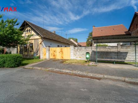 Pohled na nemovitost z ulice (v popředí autobusová zastávka) | Prodej - zemědělský objekt, 1 124 m²