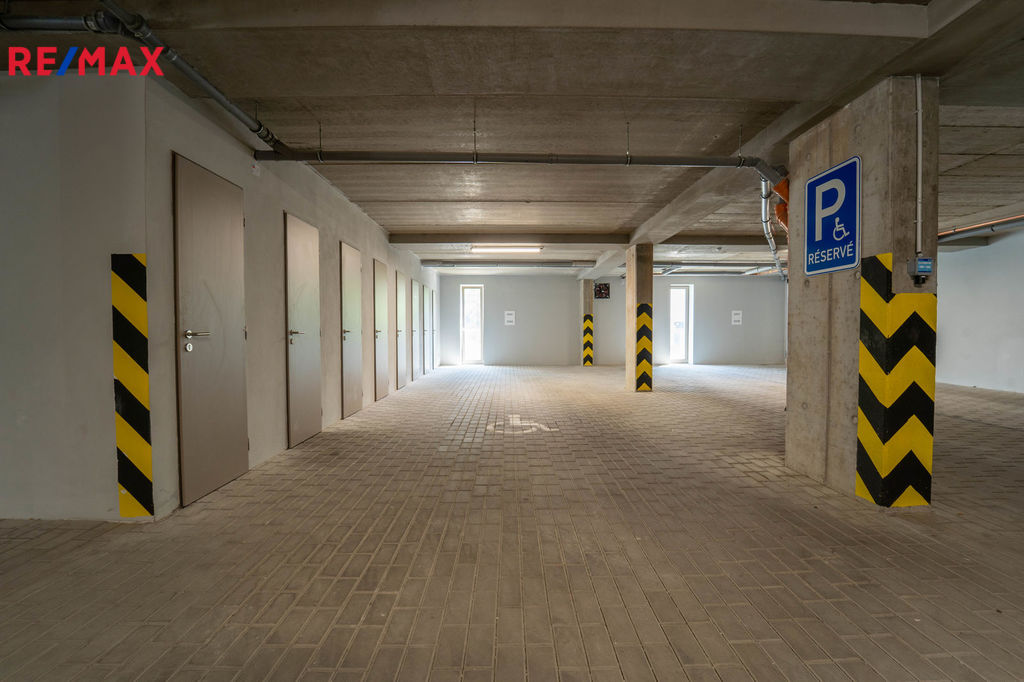 Dvě garážové parkovací místa (GS 41 a GS 42b) v 1. PP