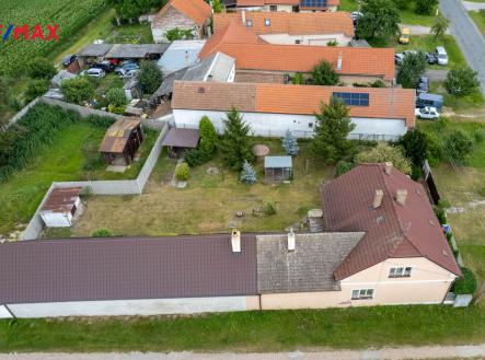 Letecký snímek nemovitosti ze západu | Prodej - dům/vila, 146 m²