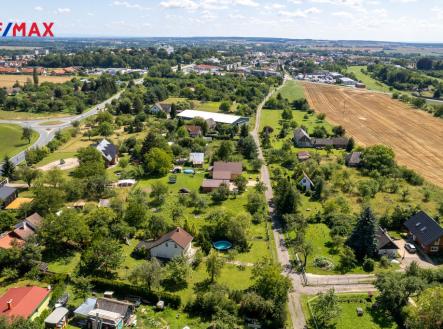 Letecký pohled na pozemek a okolí | Prodej - pozemek pro bydlení, 702 m²