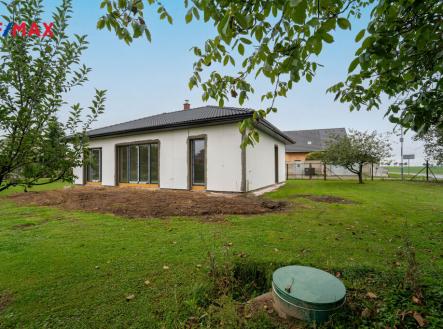 Pohled na dům z východu | Prodej - dům/vila, 96 m²