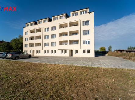 Bytový dům s dvaceti byty na adrese Lošany č.p. 55 | Pronájem bytu, 2+kk, 45 m²