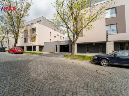 Pohled na bytový dům v ulici 5. května v Kolíně | Prodej - malý objekt/garáž